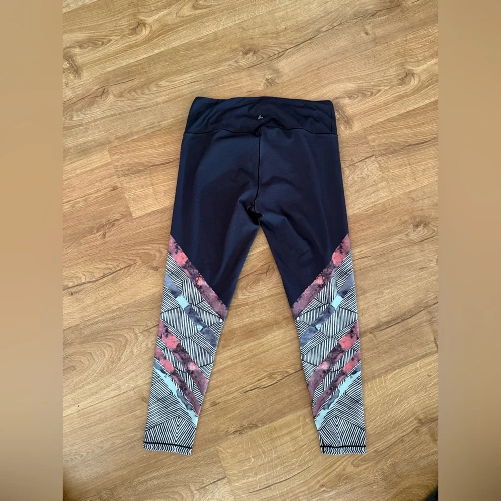 Prana leggings size M with geometric designs - Picture 3 of 6